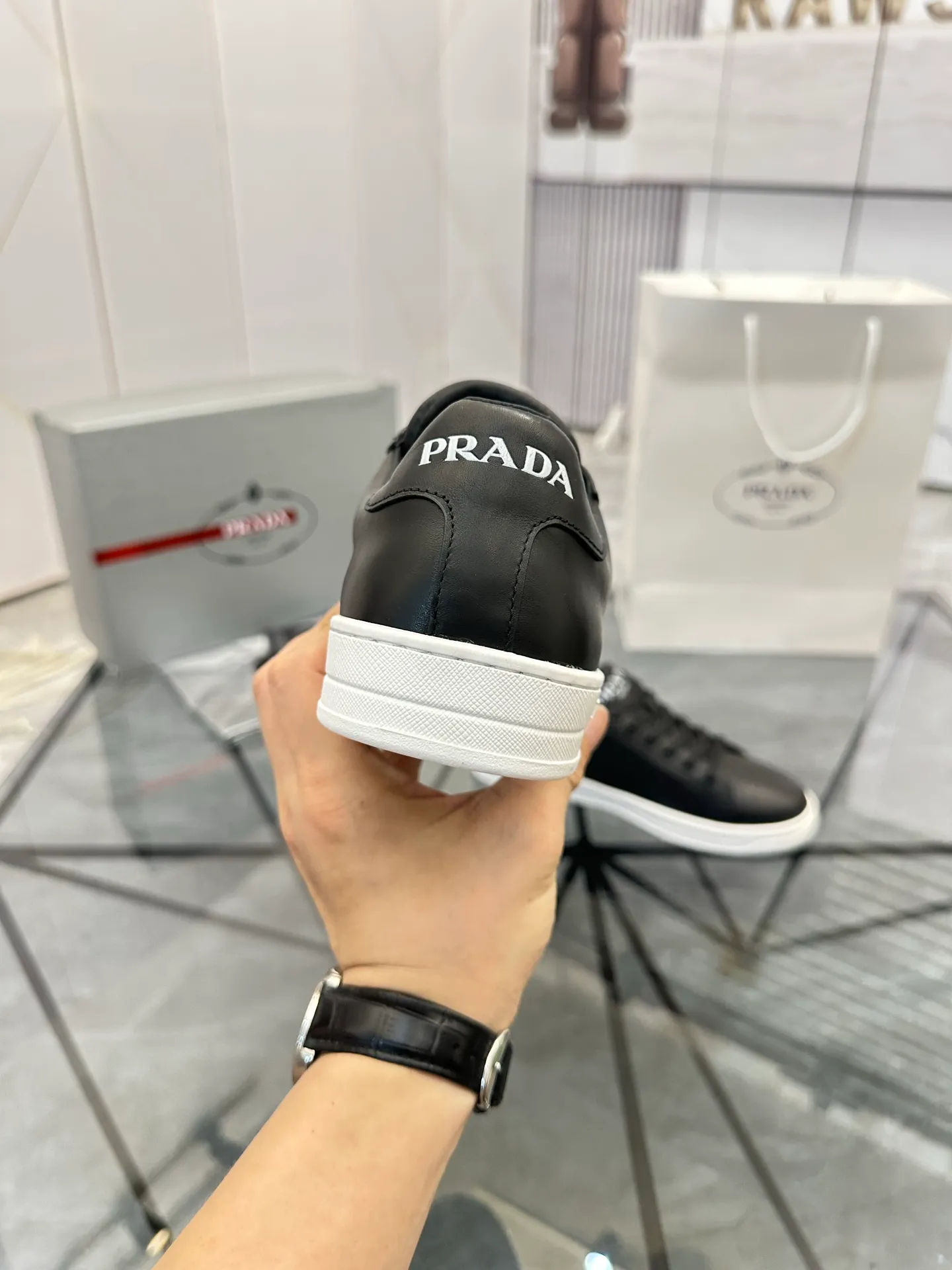 Men's shoes for sale 💰: 💰P540¥ High-end top quality Product trademark: Prada *"Prada*" low-top casual shoes Regular size: 38-45 (can be customized to 46) Product materials: imported first-layer cowhide for the upper, water-dyed cowhide lining, cowhide feet, original outsole. No.: 001